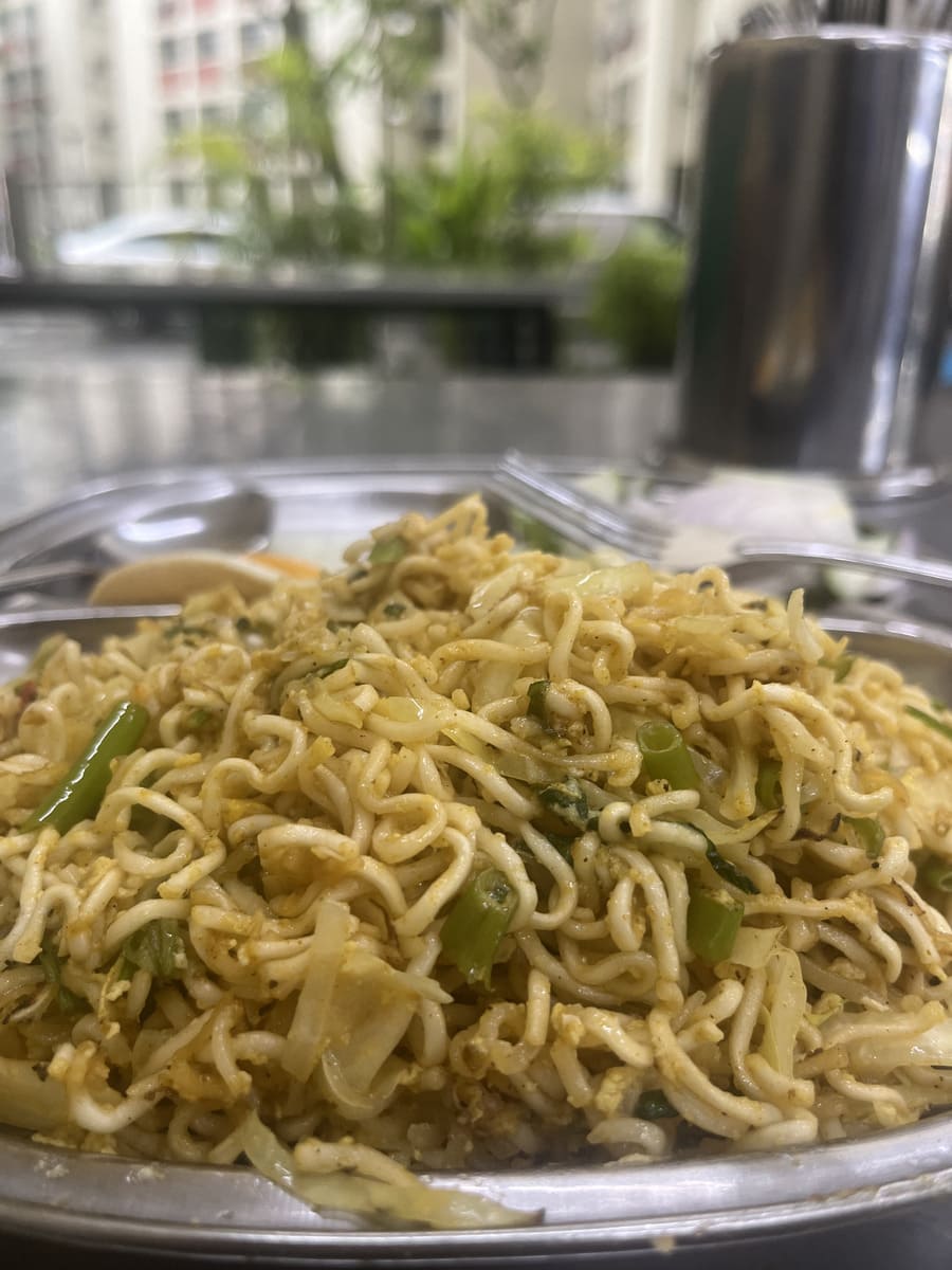 Maggi goreng putih, with blurred background