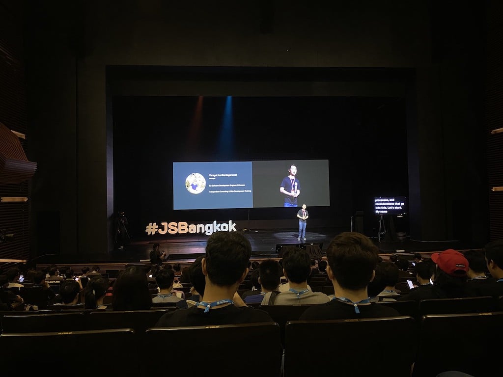 Talks in thai with the translation screen on the right, at JavaScript Bangkok 2020